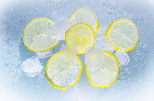 ice cubes and lemons